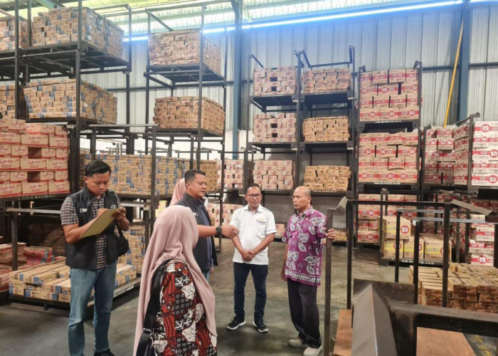 Pastikan Stok Bahan Pokok Jelang Ramadan Aman, Satreskrim Polres Bojonegoro dan TPID Lakukan Sidak Distributor