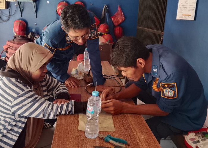 Tak Bisa Lepas Cincin dari Jari, Ibu di Gresik Minta Bantuan Petugas Damkar