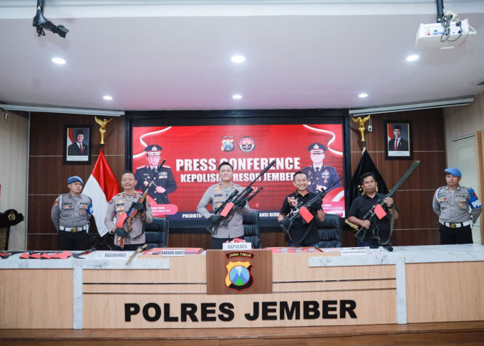 Bak Film Action, Penggerebekan Bandar Narkoba di Sumberbaru Temukan Lima Senpi dan Belasan Sajam