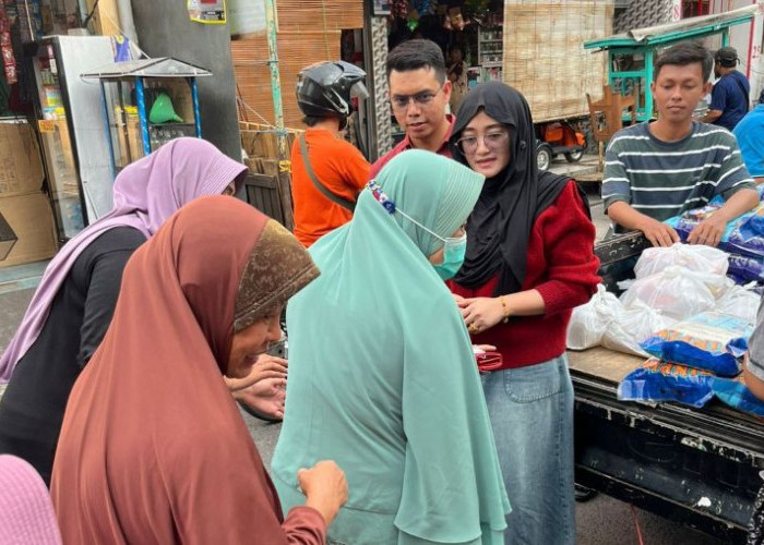 Sinergi Wujudkan Kampung Madani, Owner Pasar Buah Tanjungsari 77 Surabaya Salurkan Sembako