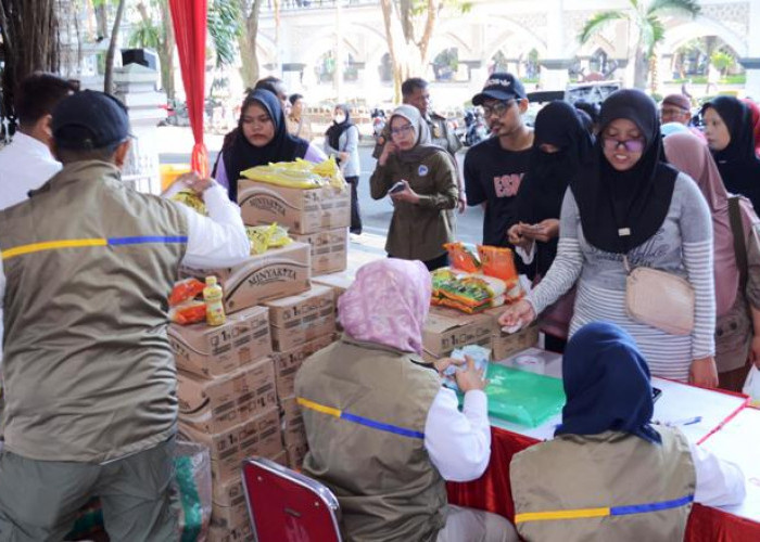 Warga Serbu Gerakan Pangan Murah di Pendopo Alun-alun Gresik, Sembako Ludes