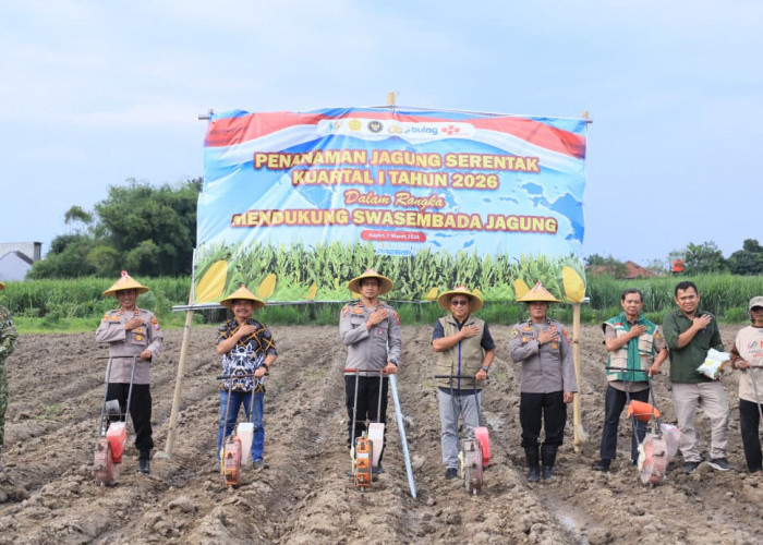 Zoom Bersama Kapolri, Wakapolres Kediri Kota Tanam Jagung di Burengan