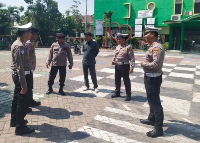 Polsek Wonocolo Gelar Patroli Dialogis di SMPN 13 Surabaya