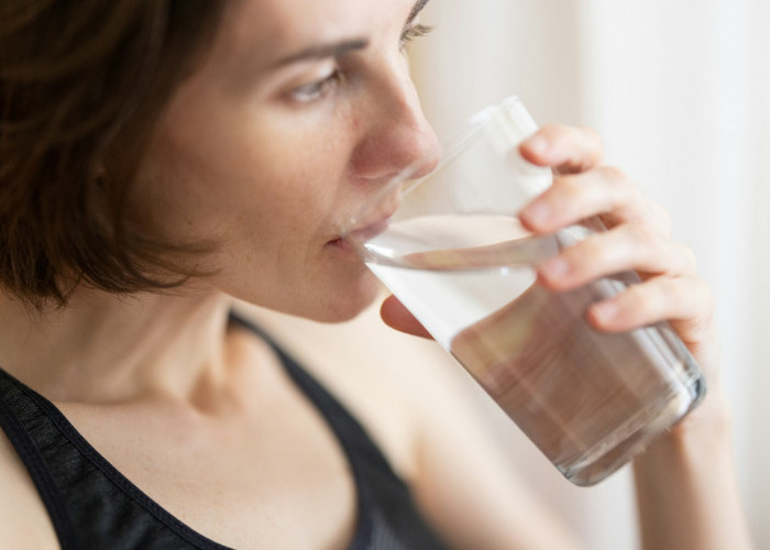 Mencegah Penuaan Dini, Manfaat Luar Biasa Air Putih untuk Kulit Wajah Awet Muda