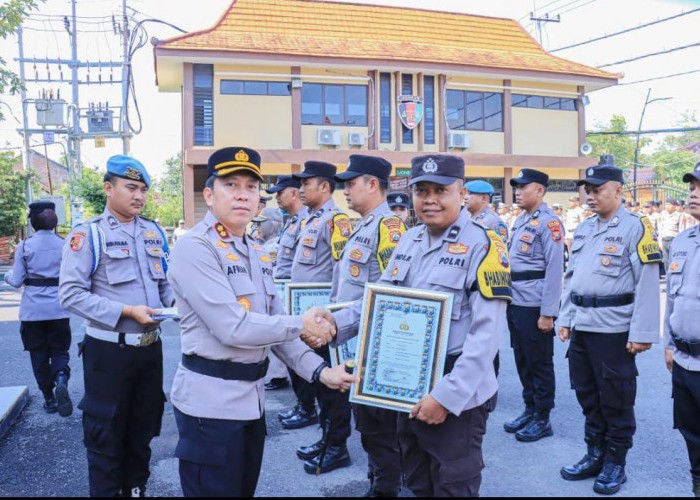 Kapolres Bojonegoro Beri Penghargaan kepada Anggota Berprestasi