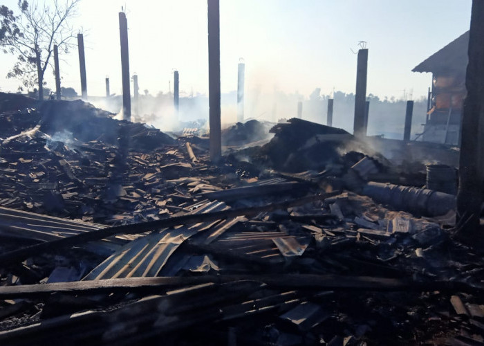 Gegara Bara Bambu Terbakar Terbang, Gudang di Situbondo Rata dengan Tanah
