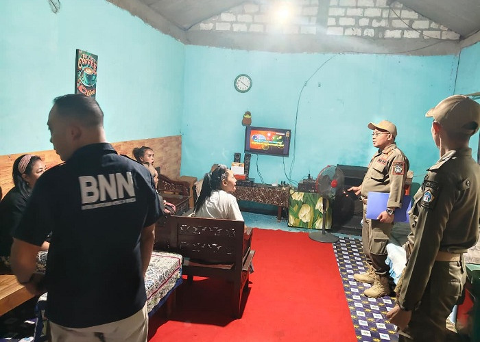 Petugas Gabungan Razia Kafe Remang-remang di Gresik, Pemilik dan Pramusaji Dites HIV