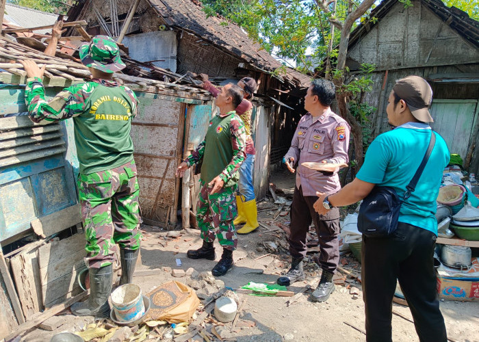 Polsek Baureno, Koramil dan Warga Gotong Royong Bedah Rumah Lansia Sebatangkara