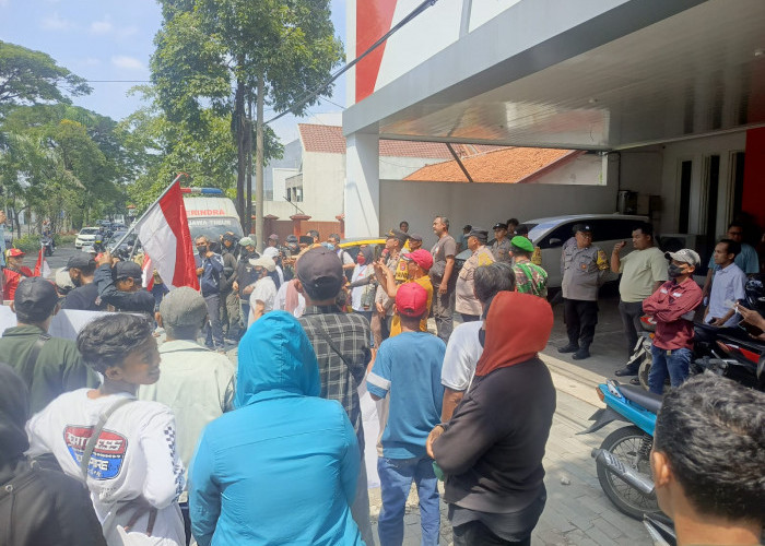 Kawal Penyampaian Aspirasi, Polsek Gayungan Terjunkan Personel Gabungan Amankan Kantor DPD Gerindra Jatim