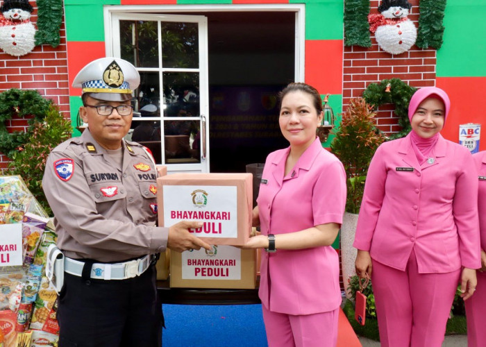 Kunjungi Pos Pam Nataru, Ibu-ibu Bhayangkari Surabaya Beri Dukungan dan Apresiasi 