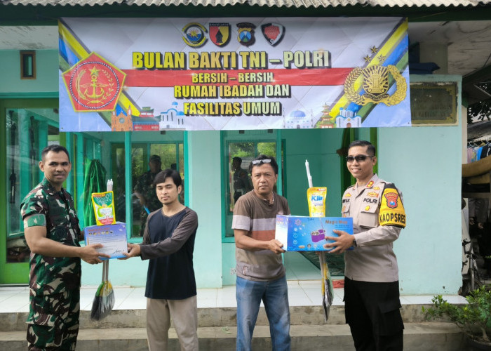 Bulan Bakti TNI Polri, Polres Situbondo dan Kodim Memberikan Pelayanan Kesehatan Gratis dan Bantuan Sembako 