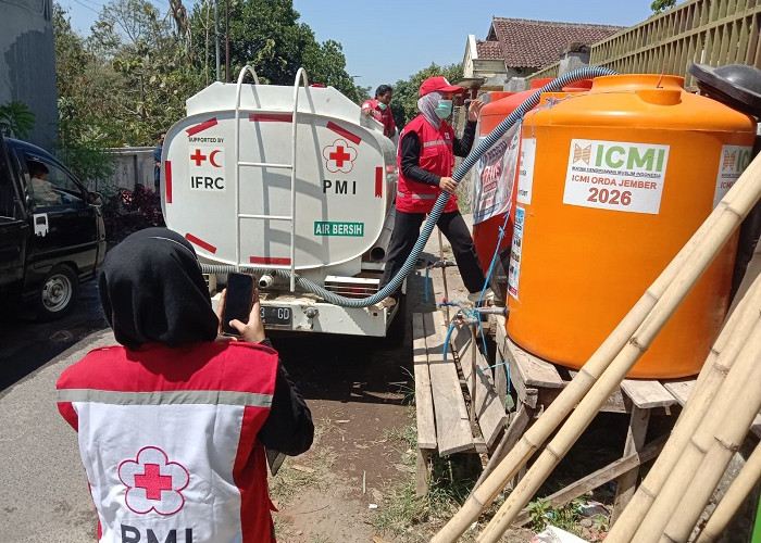 PMI Jember Salurkan 15 Ribu Liter Air Bersih per Hari untuk Warga Terdampak Kekeringan