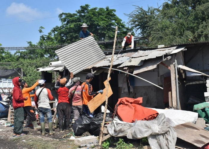 32 Dump Truk Angkut Residu Sampah Ilegal di Keputih ke TPA Benowo