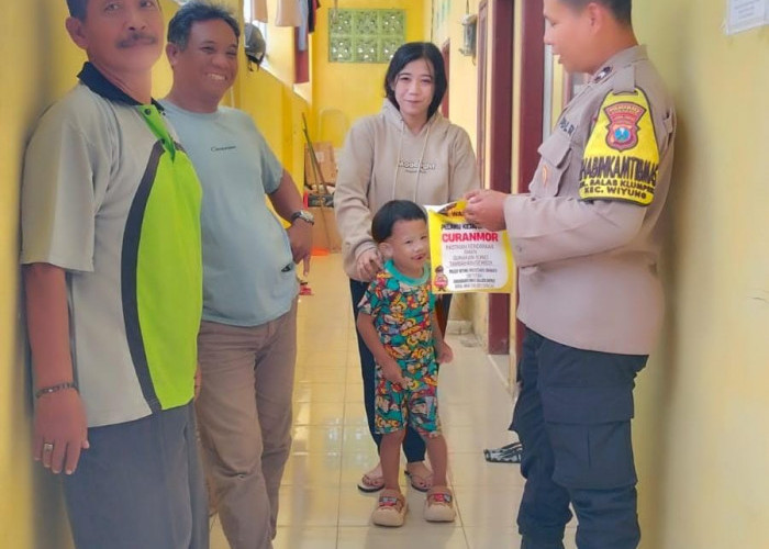 Cegah Curanmor di Lingkungan Kos, Polsek Wiyung Sebar Stiker Imbauan dan Sapa Warga Balas Klumprik