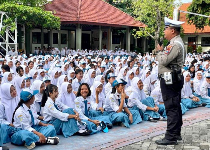 Gelar Police Goes to School, Satlantas Polrestabes Surabaya Ajak Pelajar Tertib Berlalu Lintas