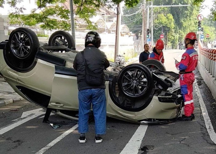 Sopir Alami Microsleep, HRV Terbalik Setelah Tabrak Pembatas Jalan Darmo Kali Surabaya