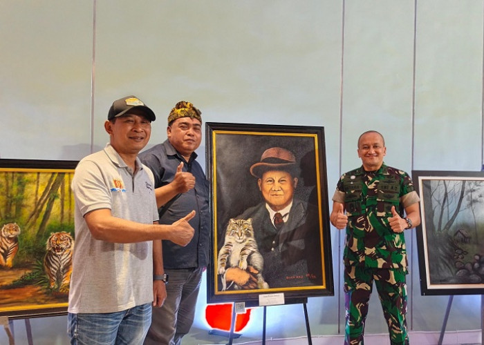 Danrem 082/CPYJ Beli Lukisan Presiden Prabowo di Pameran Karya Jurnalistik Mojokerto