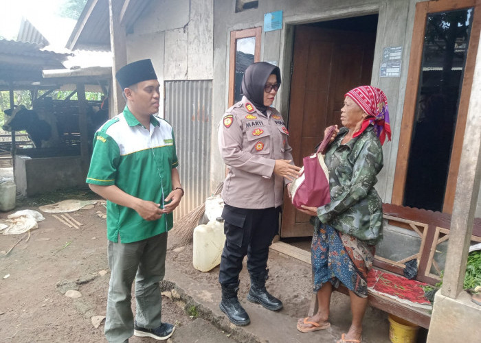 Kapolsek Lumbang dan Ansor Salurkan Sedekah untuk Lansia dan Dhuafa