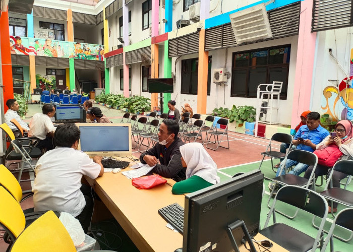 Posko Pelayanan PPDB Dinas Pendidikan Kota Surabaya Dibanjiri Wali Murid