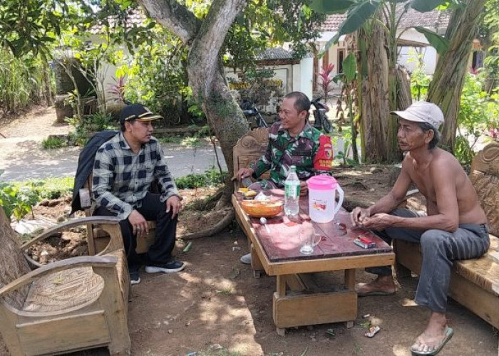 Komsos Babinsa Babakan Lumajang Perkuat Kerukunan dan Keamanan Warga Desa