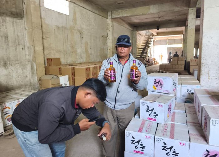 Tertutup dari Luar, Gudang Miras Berkedok Distributor Mamin Beroperasi 20 Tahun di Keputih