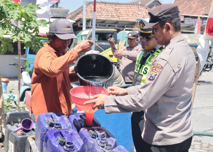 Polres Gresik Peduli, Salurkan Bantuan Air Bersih untuk Warga Tiga Desa Terdampak Kekerigan di Balongpanggang