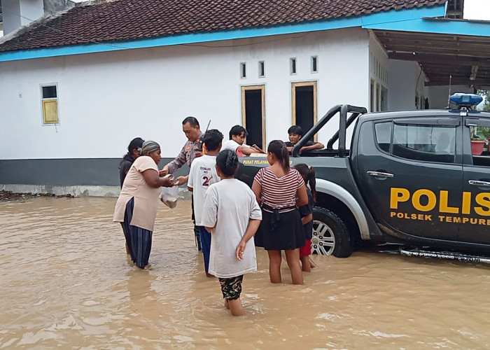 Polsek Tempurejo Bergerak Cepat Evakuasi Barang dan Salurkan Bantuan untuk Korban Banjir Wonoasri