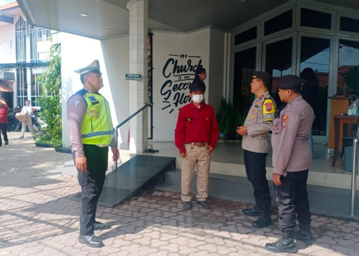Polsek Wonocolo Patroli Dialogis di Gereja Kristen Indonesia Jemursari, Jamin Keamanan Ibadah