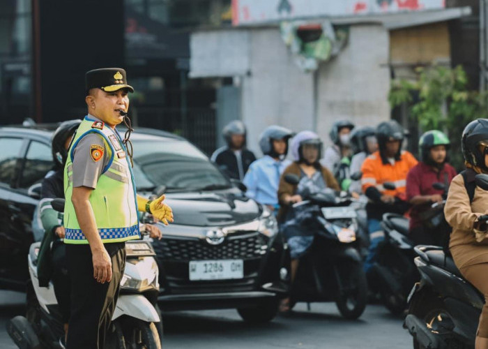 Kapolda Jatim Turun Langsung ke Jalan, Pastikan Kelancaran Arus Lalu Lintas Surabaya
