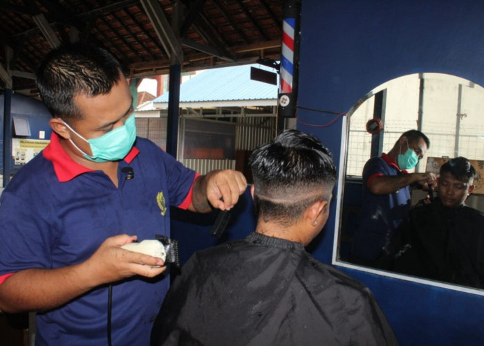 Warga Binaan Lapas Jember Asah Keterampilan Potong Rambut untuk Pegawai