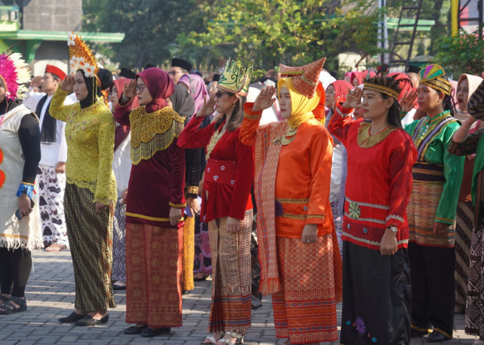 Busana Adat Nusantara Meriahkan HUT RI ke-79 di Kemenag Jatim, Tunjukkan Semangat Persatuan