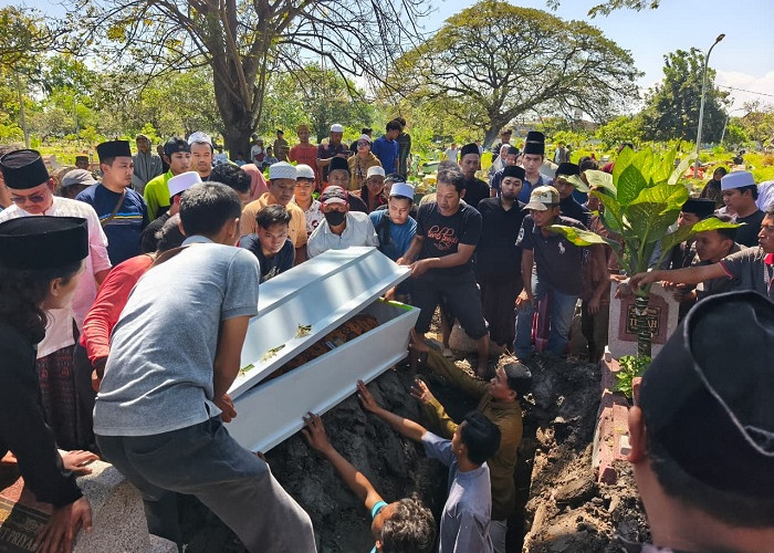 Isak Tangis Iringi Pemakaman Tiga Korban Kecelakaan Tol Pandaan-Malang di TPU Pegirian