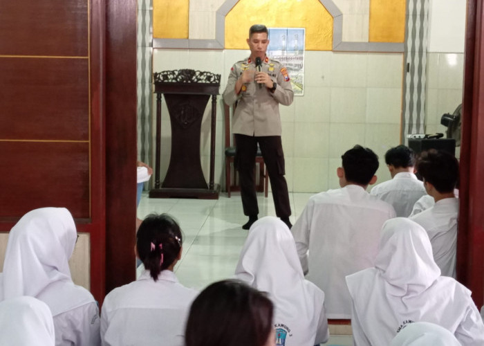 Kapolsek Sawahan Sosialisasi Bahaya Kenakalan Remaja di SMA Kawung 2 Surabaya
