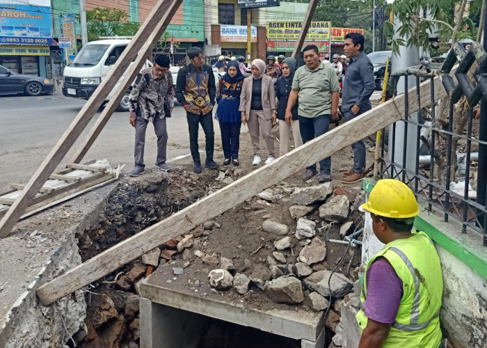 Komisi C Sidak Proyek Trotoar Jalan KH Abdurahman Wahid
