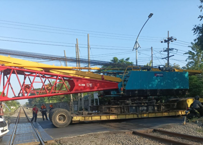 Truk Pembawa Alat Berat Tersangkut di Perlintasan KA Margomulyo, 8 KA Alami Keterlambatan