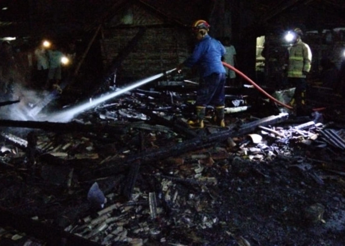 Dikira Sudah Padam, Bara Tungku Mengamuk dan Ratakan Bangunan Tempat Pengasapan Ikan di Campurdarat
