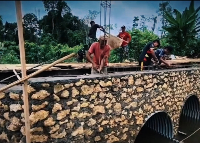 TNI Bangun Jembatan Desa Lolona'a Nias Utara Lebih Kokoh Pasca-Banjir