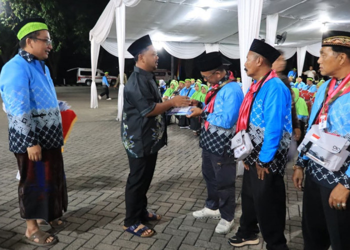 2.674 Jemaah Haji Gresik Diberangkatkan, Wabup Alif dan Istri Ikut Rombongan