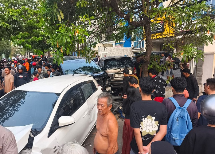 Tabrakan Beruntun di Menur Pumpungan Surabaya, 13 Kendaraan Rusak dan 3 Orang Luka