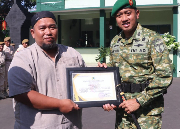 Perkuat Sinergi TNI-Pers, Dandim 0807/Tulungagung Ganjar Wartawan Memorandum Penghargaan Informasi Positif