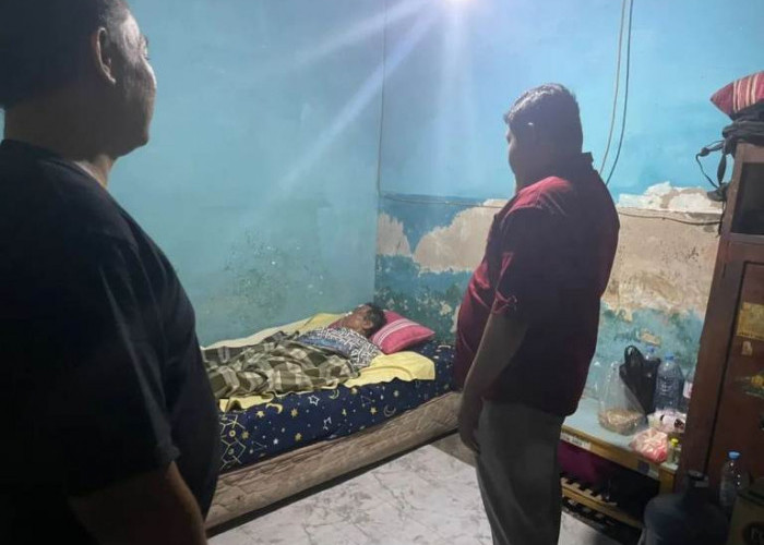 Achmad Hidayat Sambangi Warga Sakit Sebatang Kara di Kaliasin, Apresiasi Solidaritas Pemuda