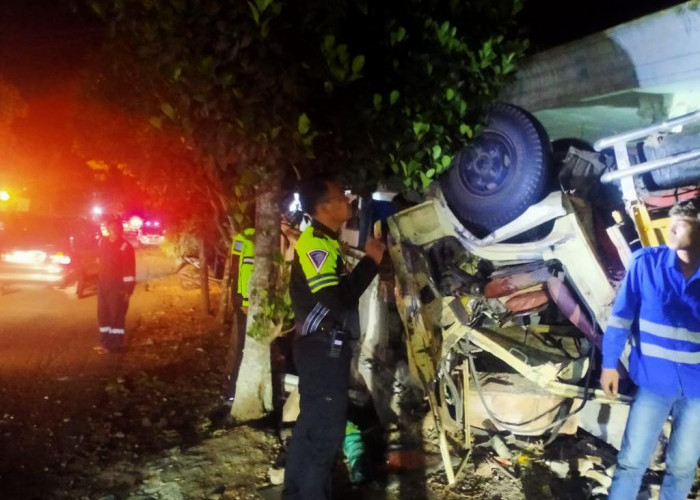 Truk Muat 30 Orang di Malang Rem Blong, Dua Tewas