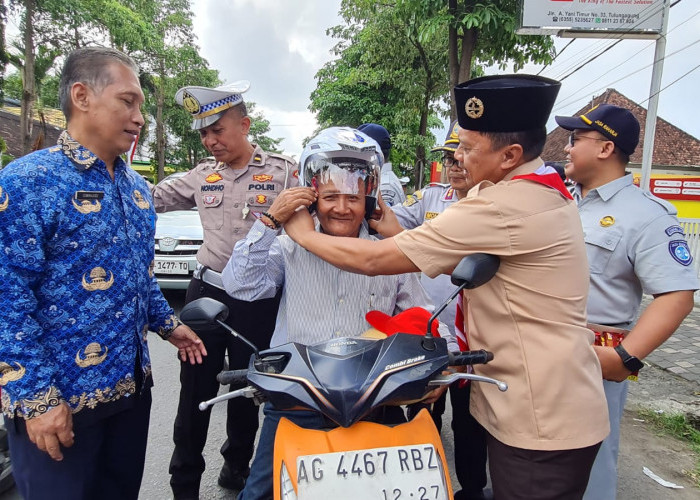 Hari Perhubungan Nasional, Dishub Tulungagung Bagi-bagi Helm, Coklat, dan Edukasi Keselamatan