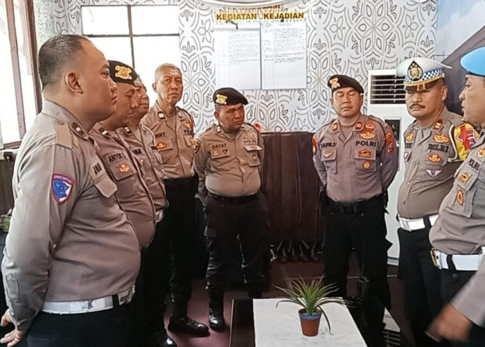 Pastikan Kesiapan Personel, Provos Polrestabes Surabaya Cek Pos Pam Galaxy Mall