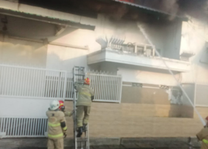 Kebakaran Melanda Gudang Kemiri di Semampir