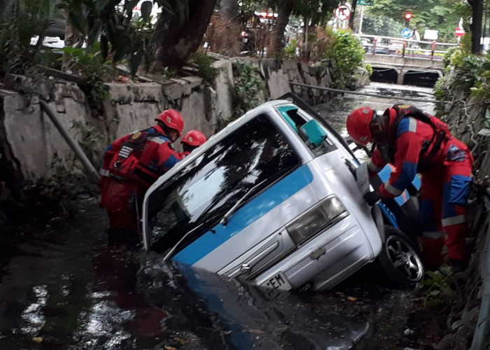 Sopir Mengantuk, Pikap Tercebur Sungai di Jalan Raya Manyar