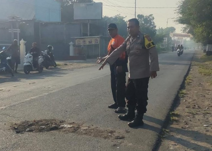 Nekat Menyeberang Jalan Utama Jember, Pengendara Revo Tewas Dihantam Motor Pelajar