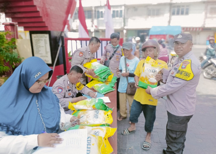 Polsek Simokerto Gelar Gerakan Pangan Murah, Warga Surabaya Sambut Positif
