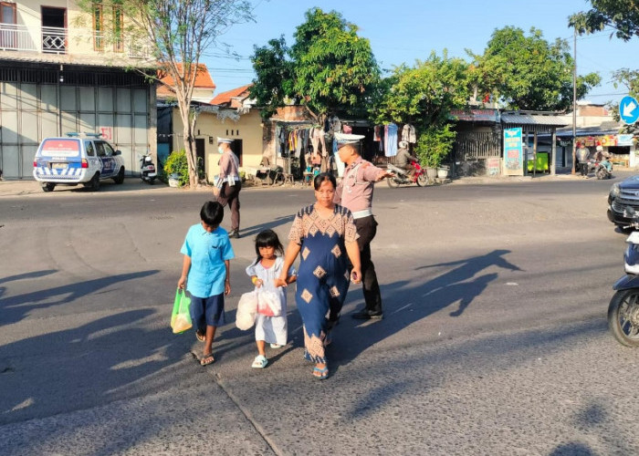 Polsek Tandes Prioritaskan Keselamatan Penyeberang Jalan di Titik Rawan Kepadatan Lalu Lintas