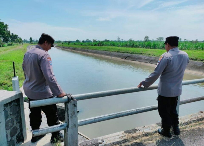 Personel Polsek Pagu Monitoring Debit Air Sungai 